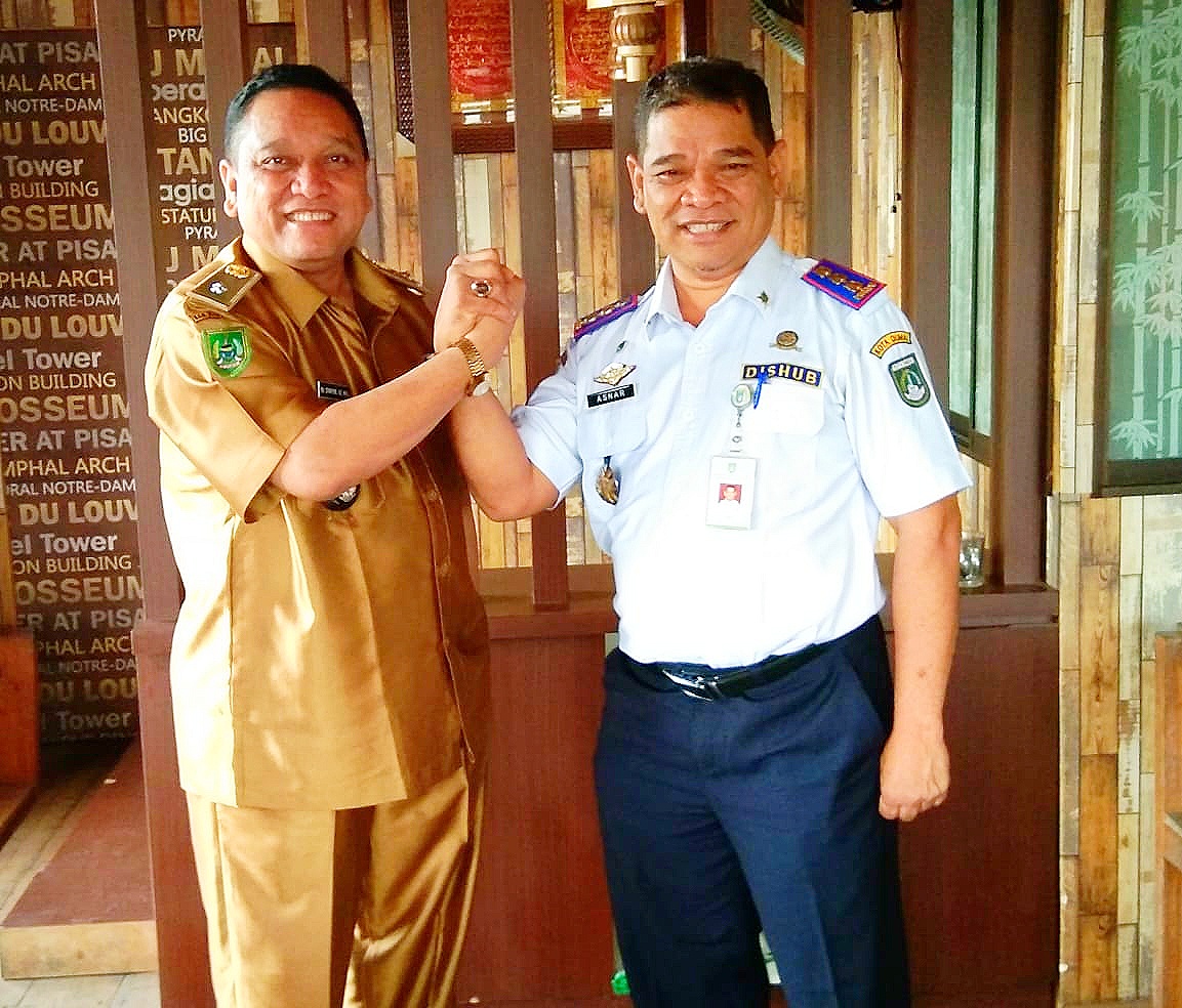 Kh Syafril SE MSI Penghulu Kasang Bangsawan bersama Asmar SP MP Kepala Dimas Perhubungan Kota Dumai.