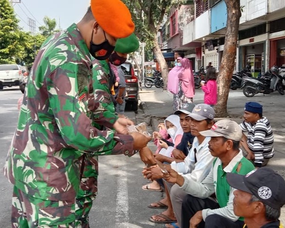 Personil Babinsa Kodim 0301/PBR Bersama Tim Satgas Gabungan Berikan Edukasi Prokes Serta Bagikan Masker Gratis