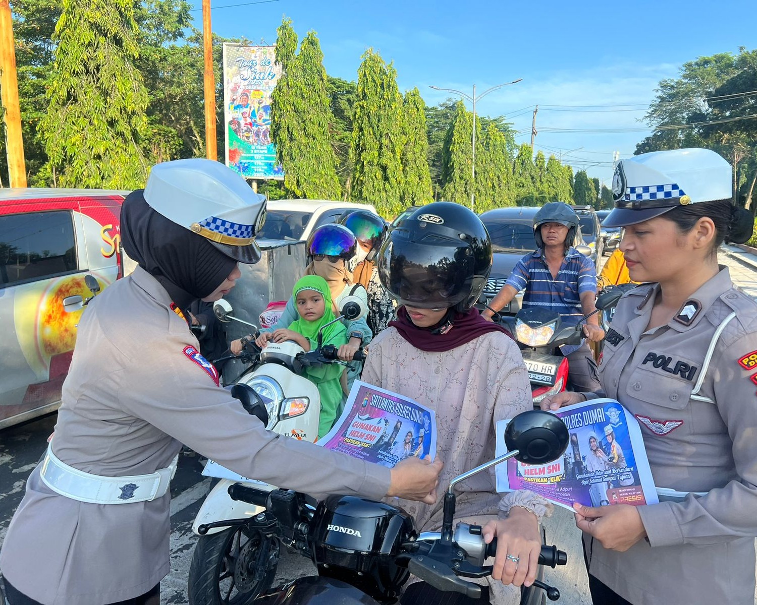 Program RTB Tahun 2023, Kasatlantas Polres Dumai Gelar Sosialisasi, Pemberian Sticker Dan Leaflet Kepada Pengendara Sepeda Motor