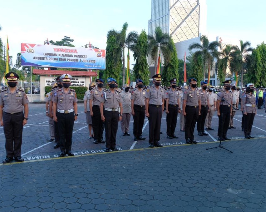 693 Personel Jajaran Polda Riau Mendapatkan Kenaikan Pangkat, Kapolda Ingatkan Selalu Berbuat Baik dan Bekerja Sungguh - Sungguh