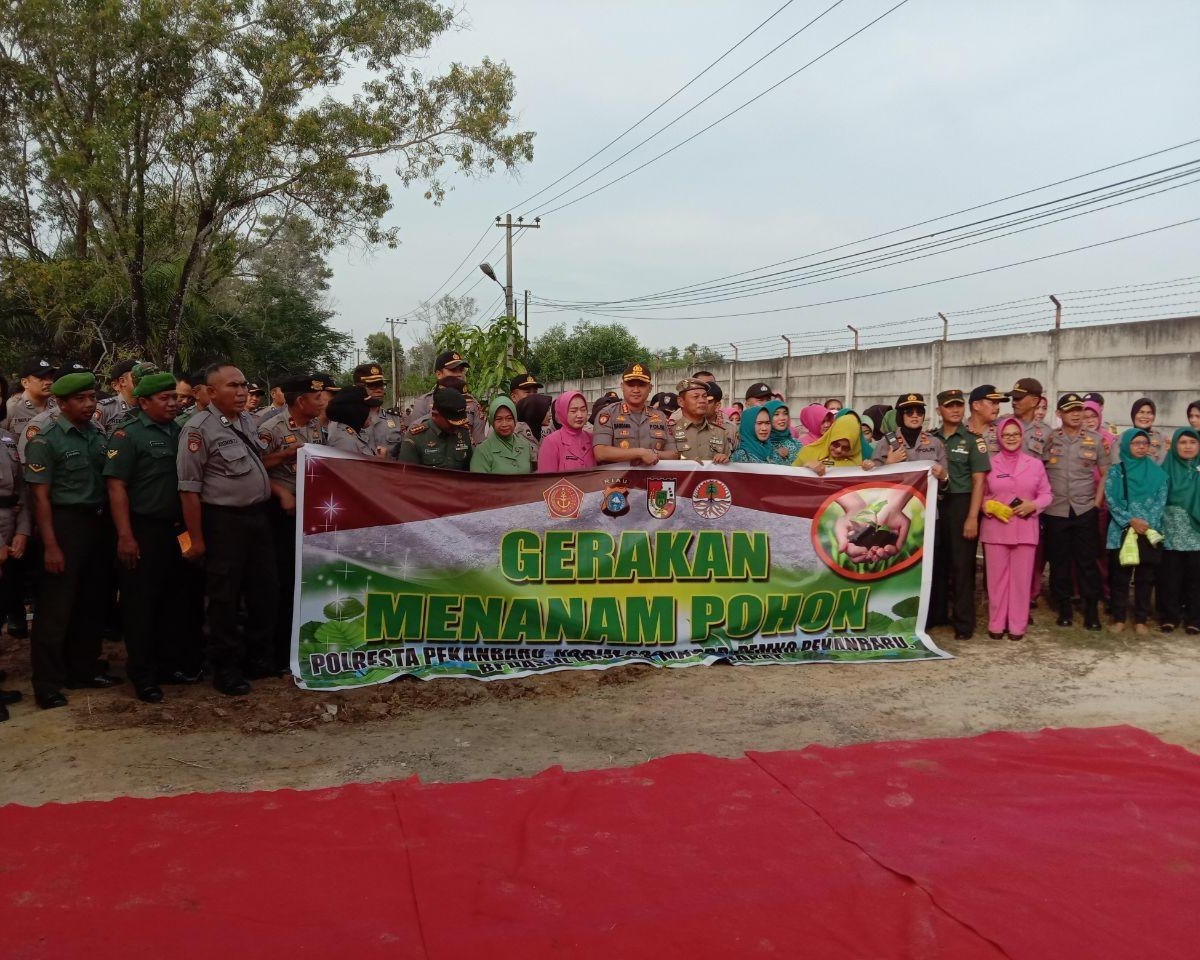 Dandim 0301/Pekanbaru Hadiri Kegiatan Gerakan Menanam Pohon Polresta Pekanbaru