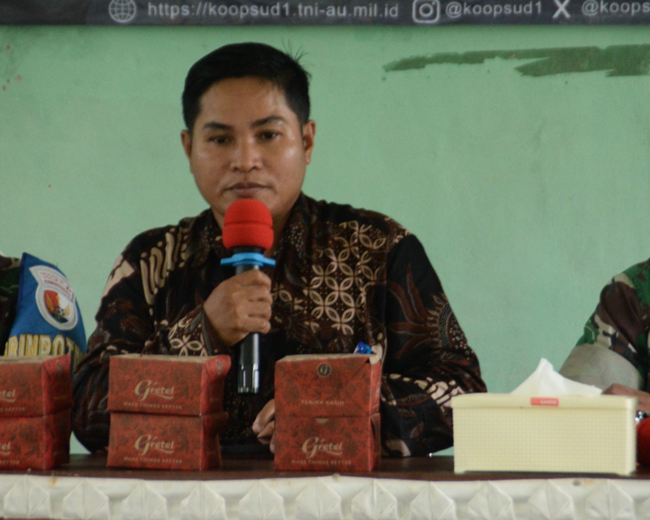 Koopsud I Serahkan Sembako, Kepala Desa Ibul, Ucapkan Terimakasih Kepada TNI AU