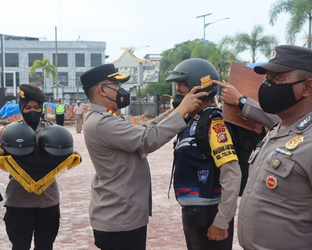 Dukung Semangat dan Kesiapan Tugas Anak Buah, Kapolres Dumai Bagikan Helm ‘Wak Bhabin’
