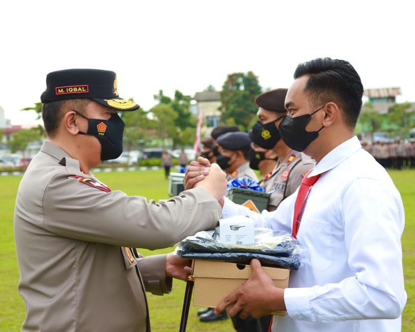Serahkan Peralatan Sabhara Dan Reskrim, Kapolda Riau Irjen Pol M. Iqbal: Gunakan Secara Mahir Untuk Kepentingan Perlindungan Masyarakat