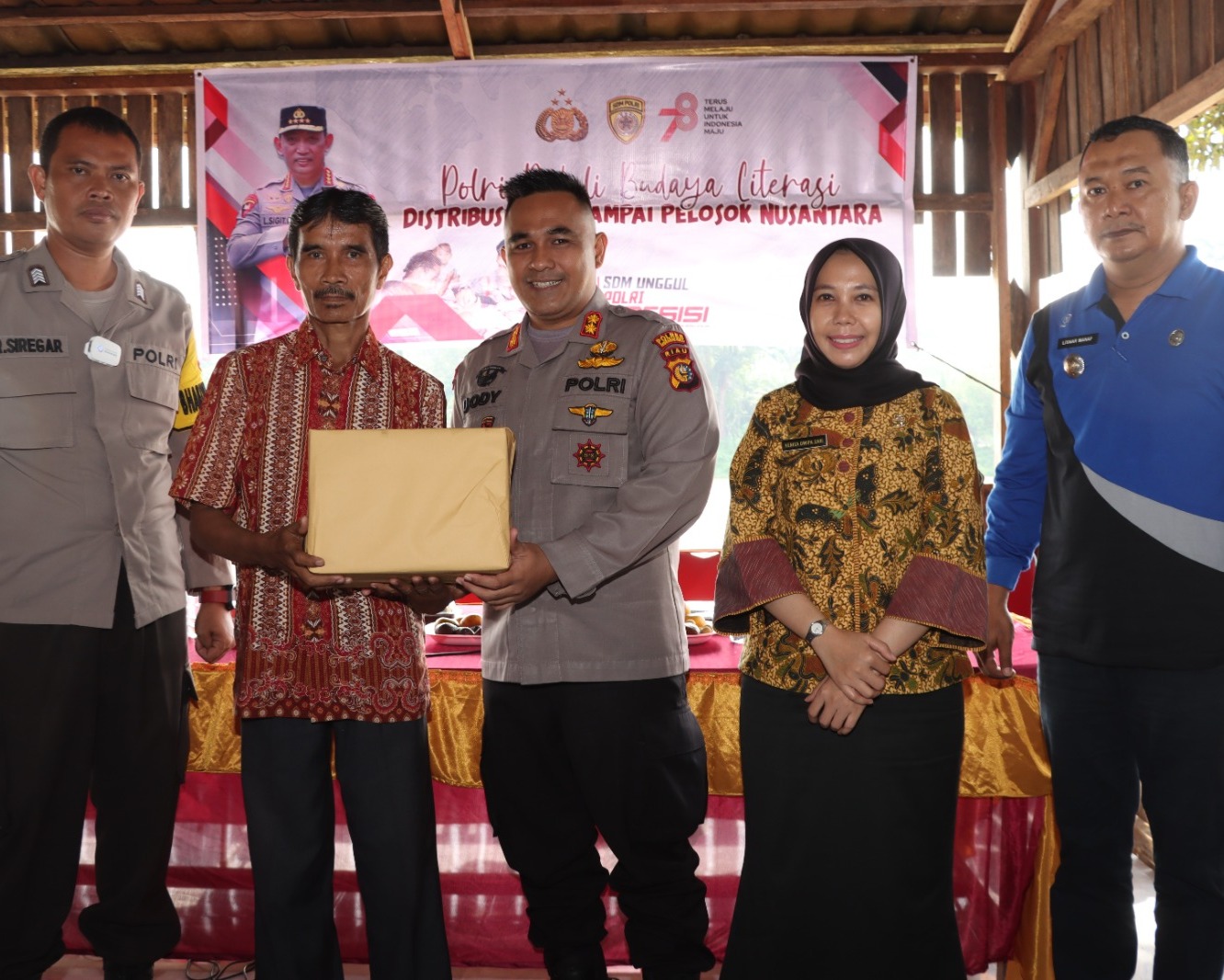 Kapolres Inhu Bacakan Dongeng Untuk Anak SD Saat Kegiatan Polri Peduli Literasi