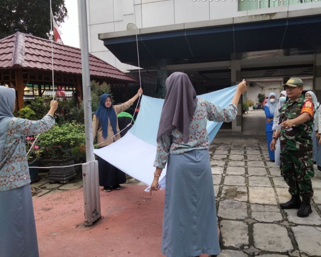 Babinsa Kodim 0301/PBR Melatih Murid SMK Muhammadiyah 1 Pekanbaru Cara Pengibaran Bendera