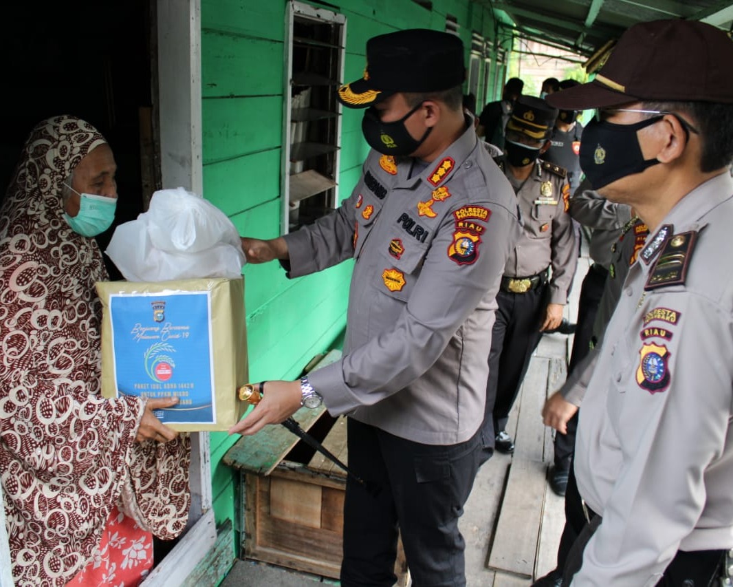 Moment Hari Raya Idul Adha 1442 H, Keluarga Besar Polresta Pekanbaru Sembelih 26 Ekor Hewan Qurban dan Bagikan Paket Sembako