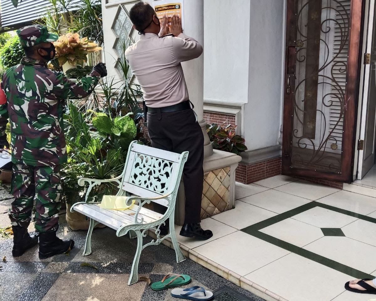 Tingkatkan Kepedulian, Rumah Warga Yang Menjalani Isolasi Mandiri Dipasang Stiker Oleh Babinsa Kodim 0301/PBR