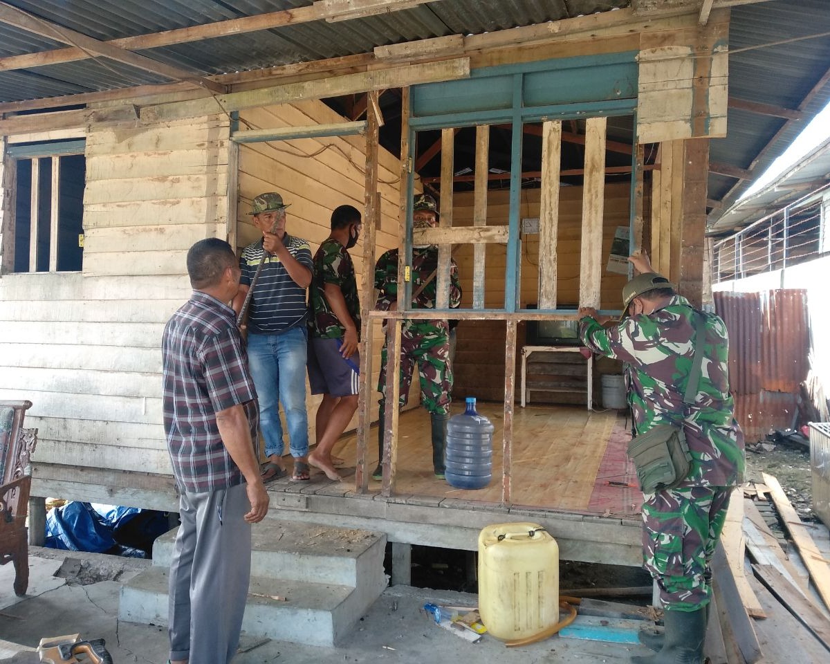 Personil Babinsa Kodim 0301/PBR Membantu Warga Memperbaiki Rumah