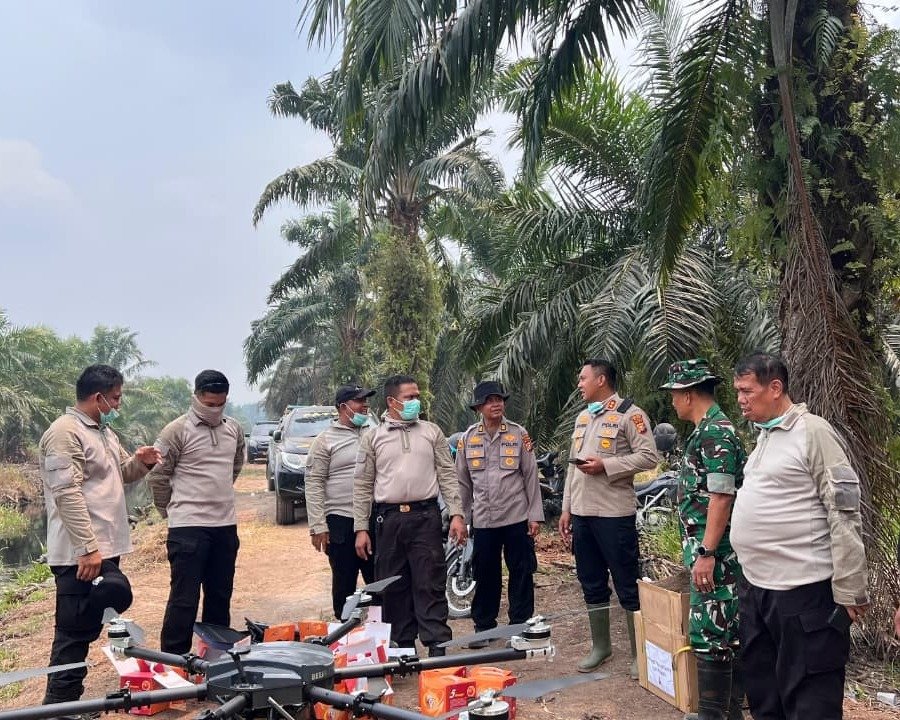 Polda Riau Kerahkan Drone Pemadam Api Tangani Karhutla di Siak
