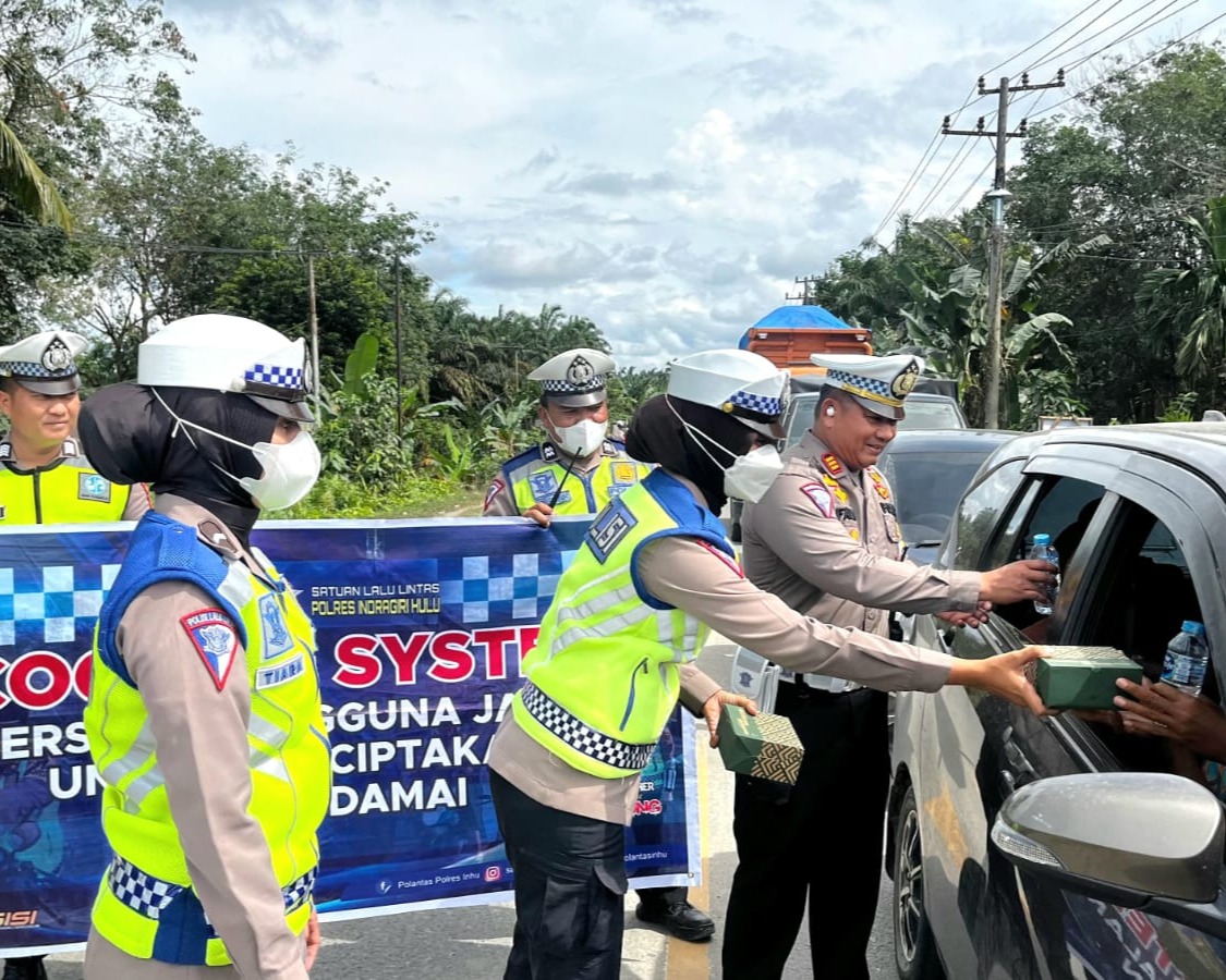 Jembatan Barangan Amblas, Kasat Lantas Polres Inhu dan Polwan Cantik Beraksi