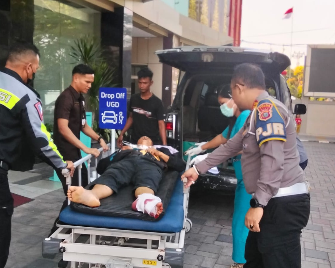 Personel Satuan PJR Ditlantas Polda Riau Berjibaku Evakuasi Korban Kecelakaan Maut Di Jalan Tol Permai, Tim TAA Diturunkan