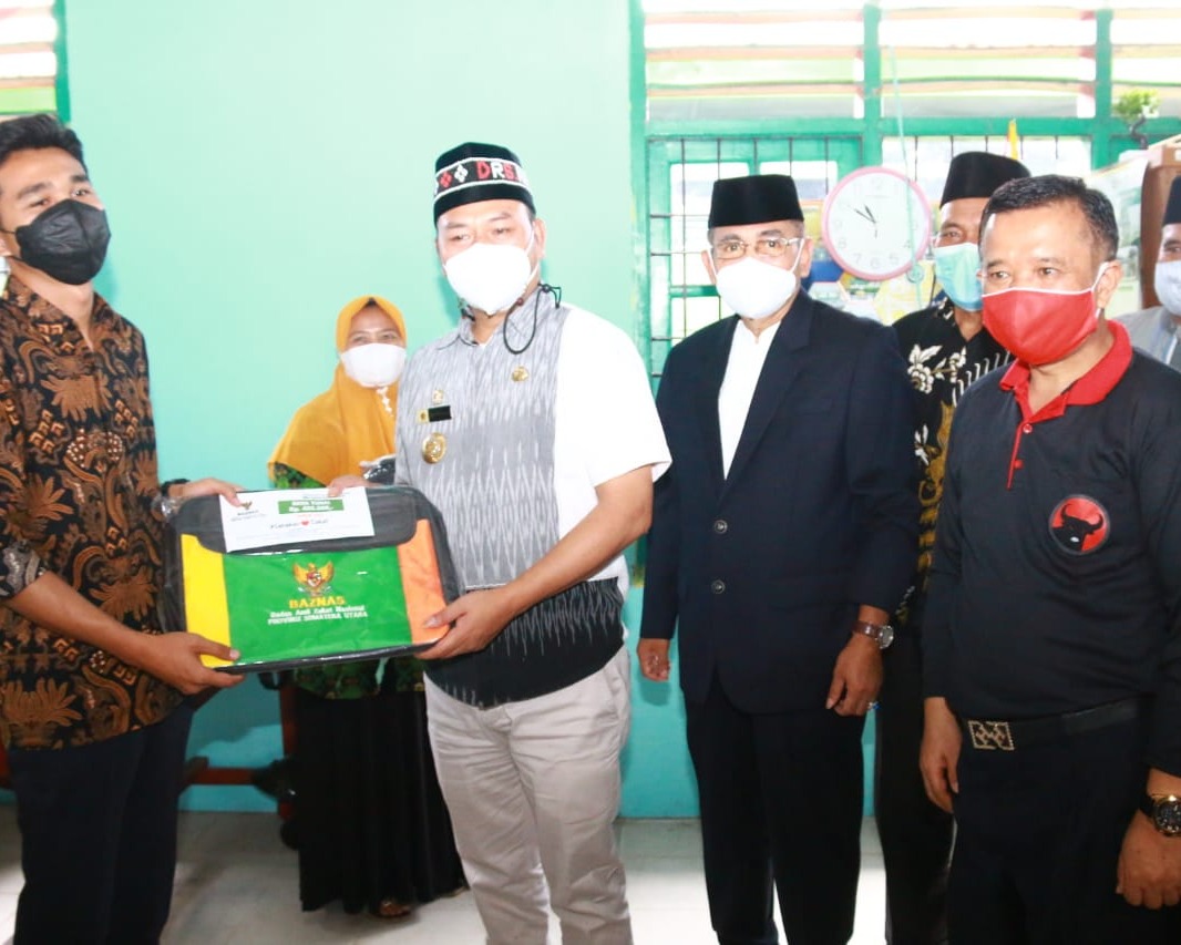 Bupati Taput Serahkan Bantuan Peduli Guru Madrasah Baznas