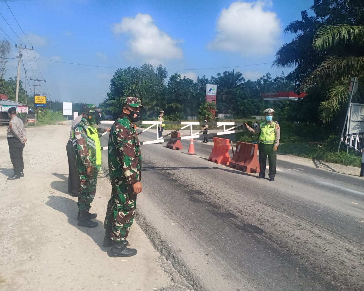 Personil Babinsa Kodim 0301/PBR Bersama Tenaga Kesehatan dan Polri Serta Satpol PP Lakukan Penjagaan di Pos Penyekatan di Jalan Lintas Timur KM 22