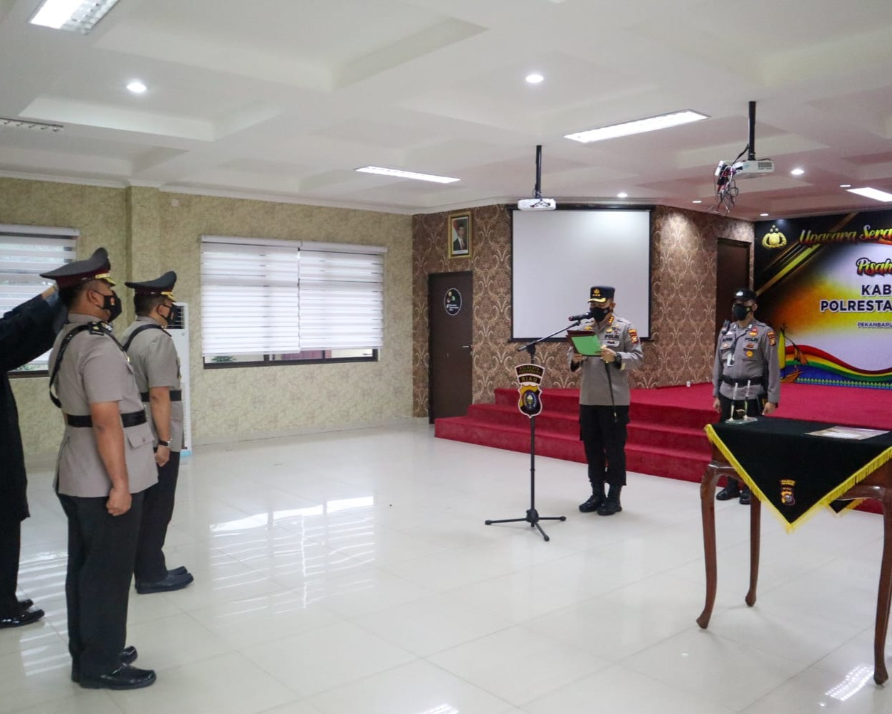 Kapolresta Pimpin Upacara Serah Terima Jabatan Kabag Ops Polresta Pekanbaru