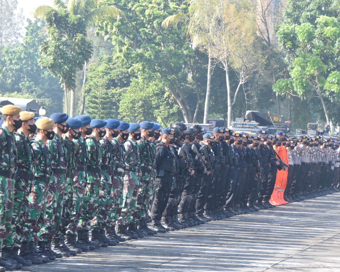 Dansat Brimob Polda Riau Menghadiri Apel Gelar Pasukan Operasi Ketupat Lancang Kuning Tahun 2022