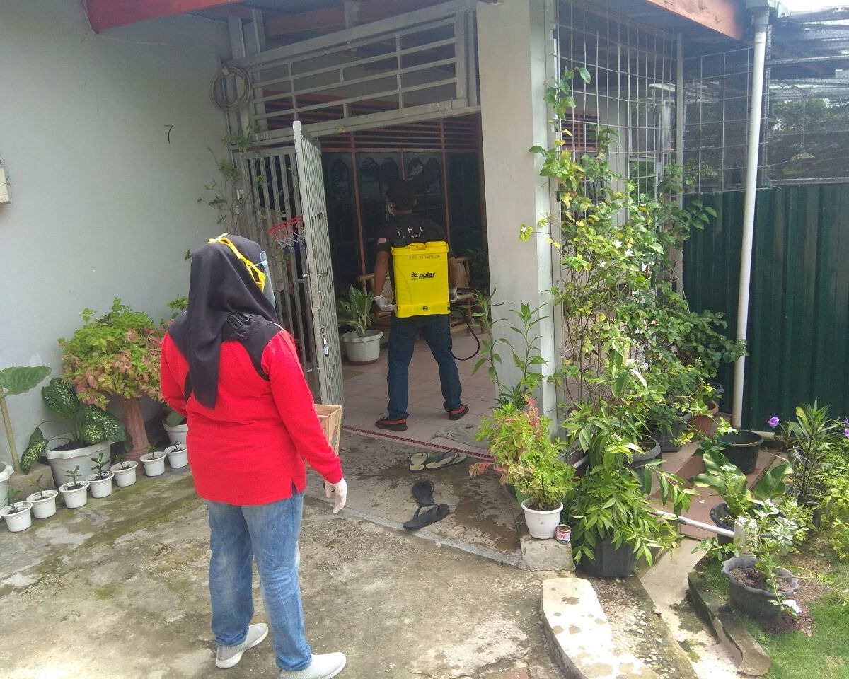 Babinsa Kodim 0301/PBR Pelopori Penyemprotan Disinfektan Di Wilayah RW 07 Kelurahan Sukamulia