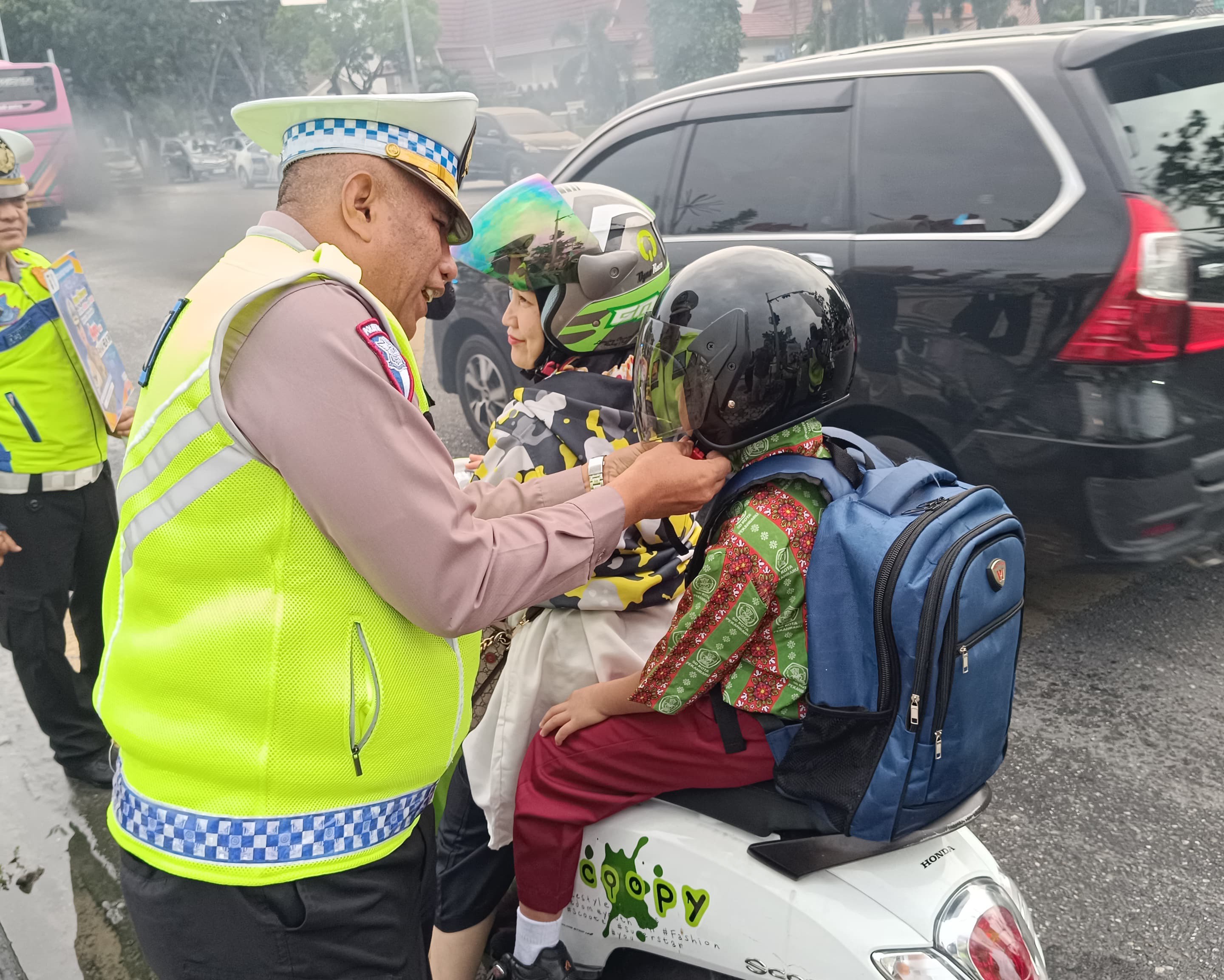 Ditlantas Polda Riau Beserta Jajaran Satlantas Gencar Laksanakan Sosialisasi Penggunaan Helm Di Jalan Raya