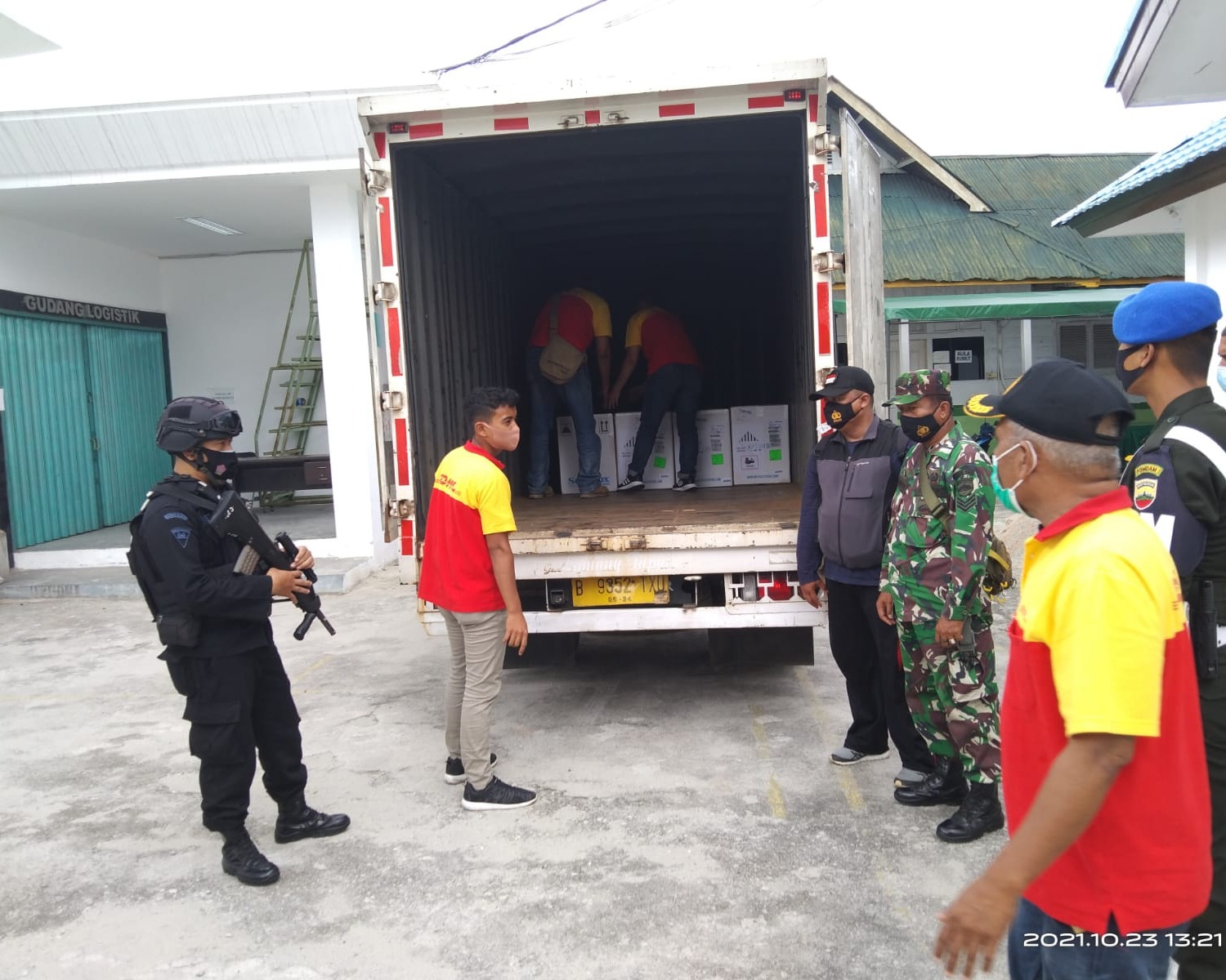 Personil Kodim 0301/PBR Kawal Kedatangan Vaksin Pfizer di Terminal Cargo Bandara SSK II Pekanbaru