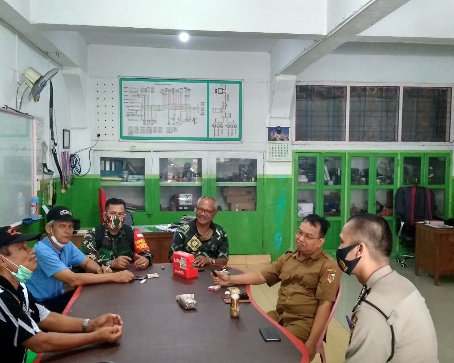 Personil Babinsa Kodim 0301/PBR Laksanakan Komsos Dengan Guru Di SMK Muhammadiyah Satu