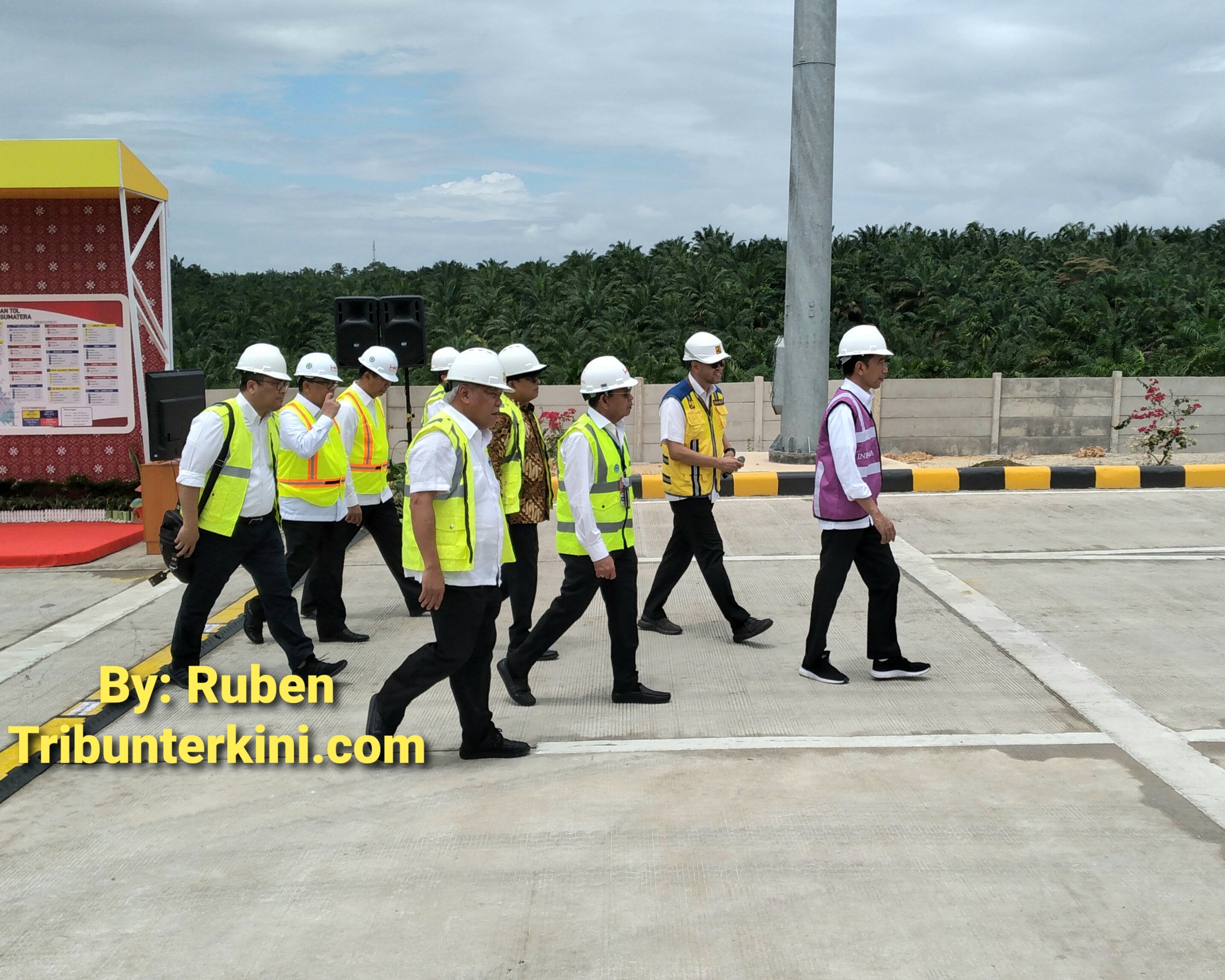 Meninjau Jalan Tol Pekanbaru - Dumai, Presiden Jokowi Harapkan Akhir Bulan April Sudah Selesai
