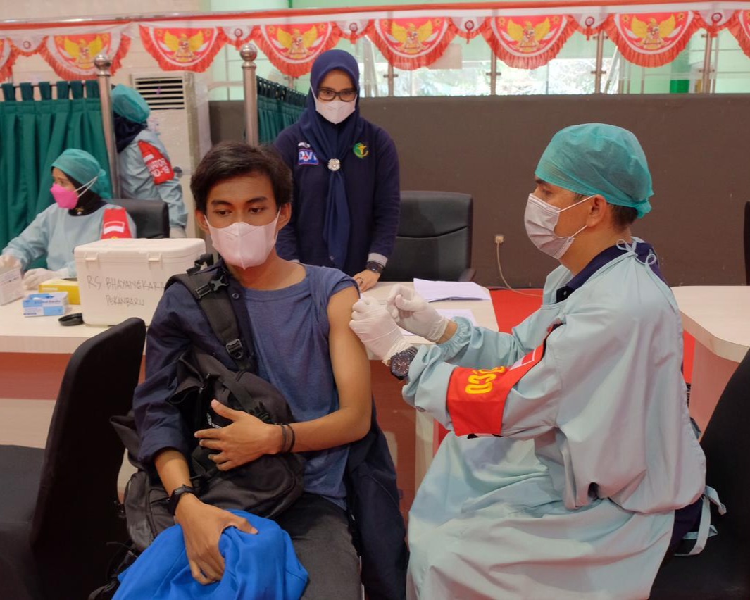 Kabaharkam Polri Tinjau Pelaksanaan Vaksinasi Bagi Mahasiswa Serta Berikan Bansos Di Kampus UIR