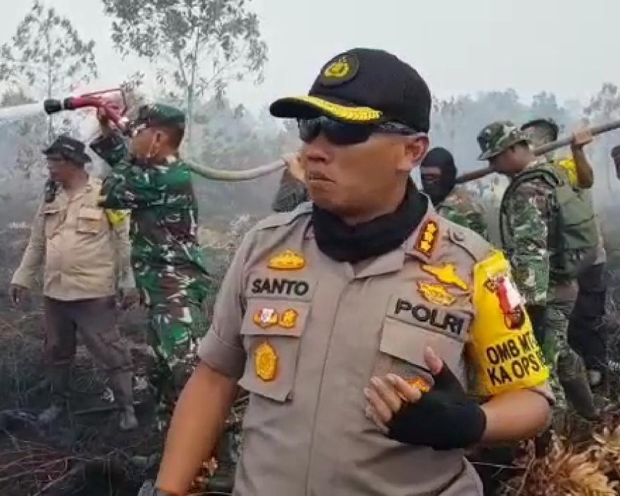 Kapolresta Pekanbaru Berserta Dandim 0301/Pekanbaru Berjibaku Memadamkan dan Pendinginan Lahan