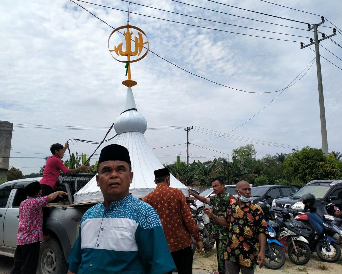 Babinsa Kodim 0301/PBR Ikut Membantu Pasang Kubah Mesjid Nurul Iman Kelurahan Kulim