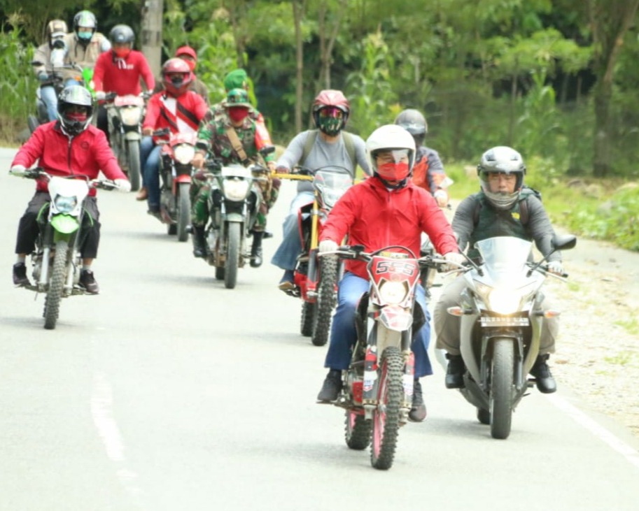 Gunakan Motor Trail, Bupati Taput Meninjau 25 Posko Desa di 4 Kecamatan Luat Pahae, Sekaligus Membagikan Masker dan Bantuan Logistik