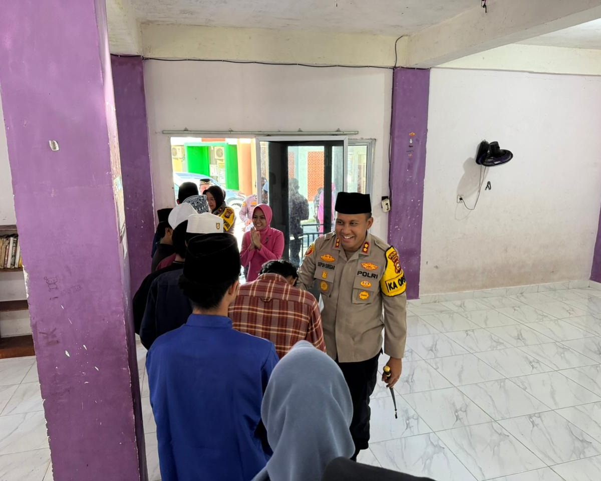 Polres Siak Berbagi Takjil Untuk Anak Yatim Di Rumah Tahfizh Al-Qudsy Dayun