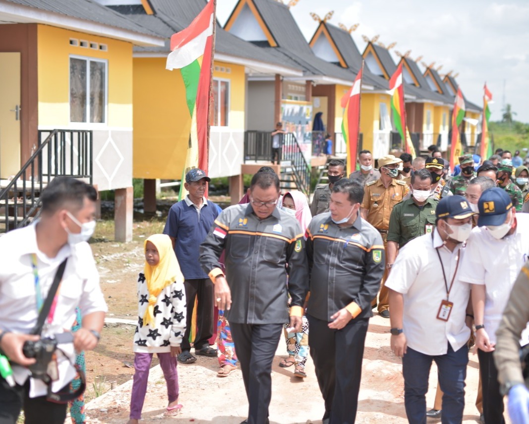 Bupati Rohil Serahkan 30 Unit Rumah Khusus Nelayan di Kampung Pinggir Laut Kecamatan Bangko