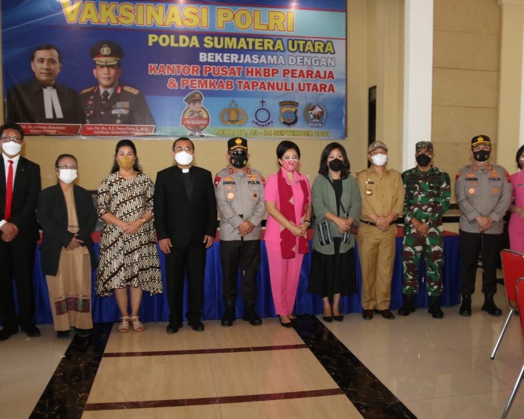 Bupati Taput Bersama Ompui Ephorus HKBP Terima Kunker Kapolda Sumut Dalam Rangka Pelaksanaan Vaksinasi Polri di Kantor Pusat HKBP Pearaja Tarutung