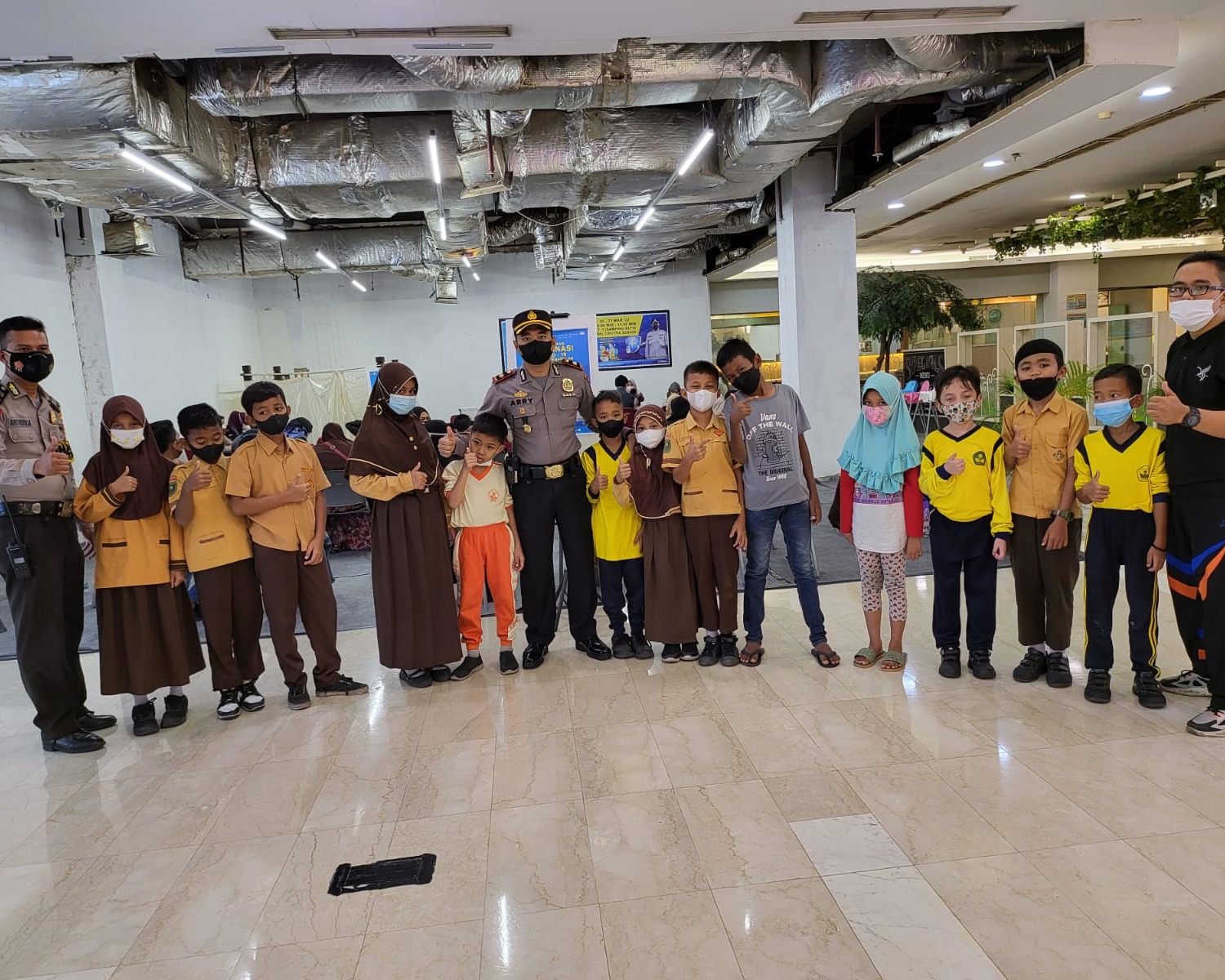 Polsek Senapelan Laksanakan Vaksinasi Untuk Pengunjung Mall