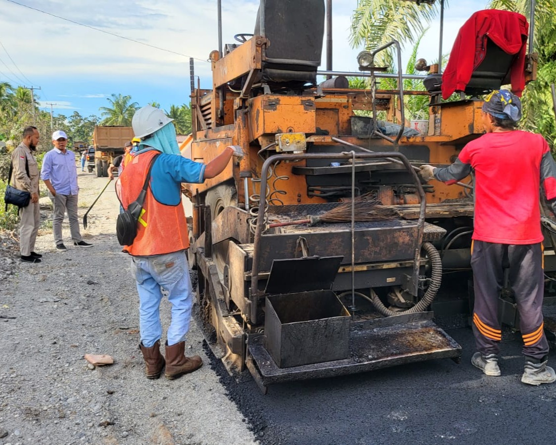 PUPR Riau Melalui UPT VI Jalan dan Jembatan Wilayah Rokan Hulu Berusaha Maksimal Memberikan Pelayanan Terbaik Kepada Masyarakat
