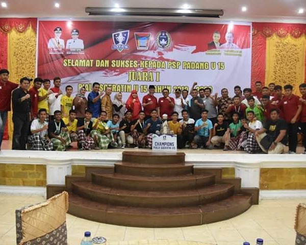 Lewati Hujan Deras Wako Mahyeldi dan Wawako Hendri Tetap Arak Piala Soeratin U-15 Keliling Kota Padang