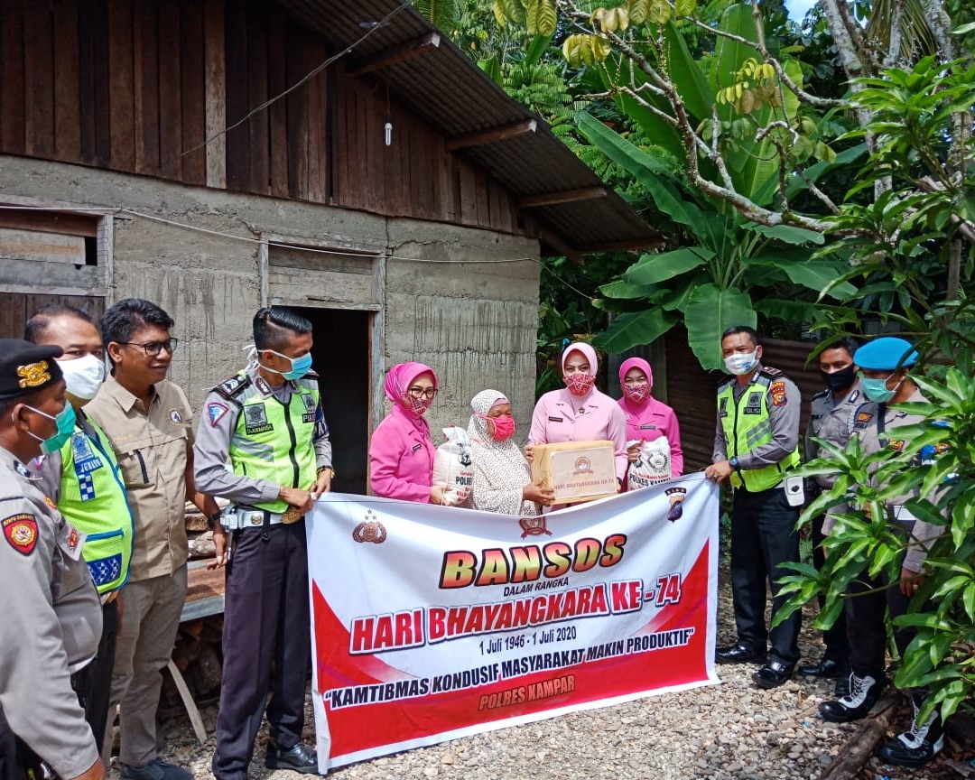 Gelar Bakti Sosial Menjelang Hari Bhayangkara ke-74, Bhayangkari Kampar Bagikan Sembako untuk Warga Kurang Mampu