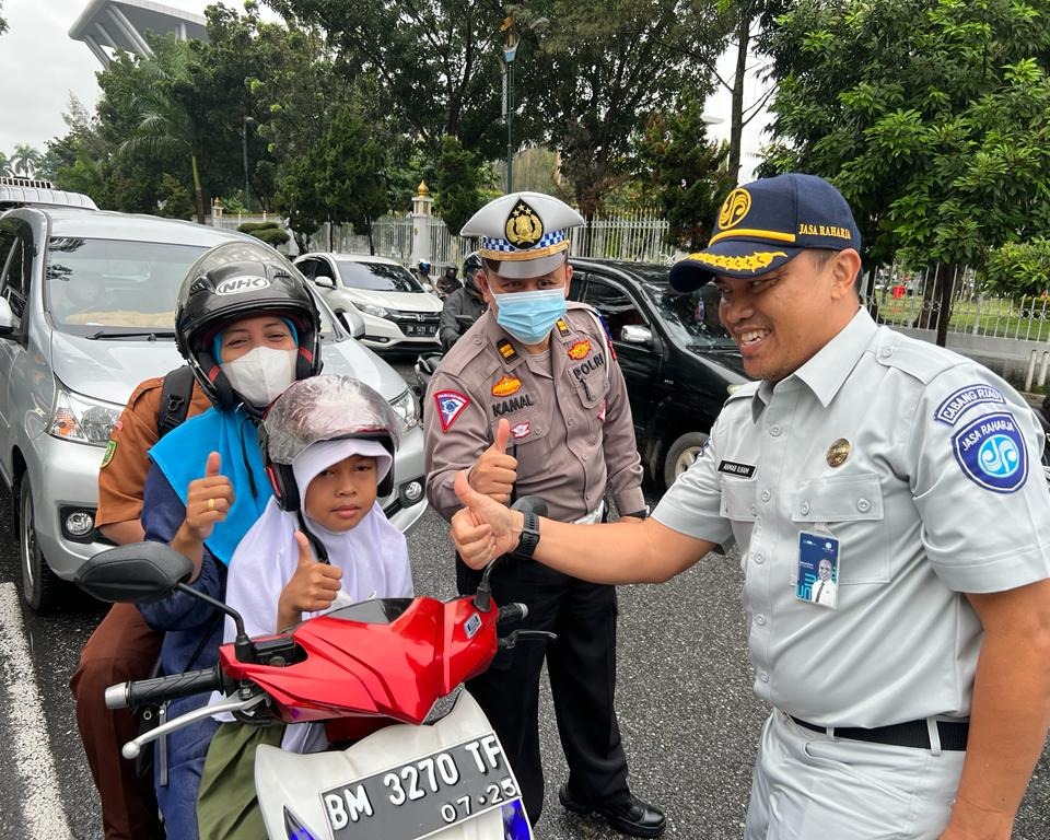 Kampanye Penggunaan Helm Untuk Anak, Polresta Pekanbaru Bagikan Helm Kepada Pengendara