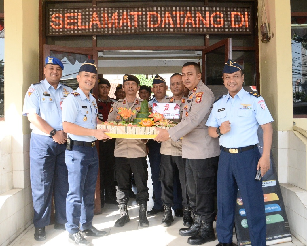 HUT Ke-79 Bhayangkara, Dandenma Sambangi Kapolsek Makasar