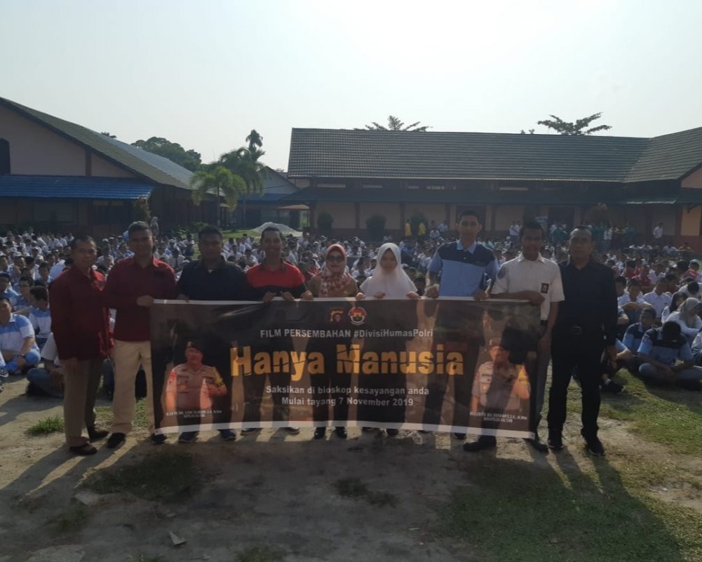 Kapolda Kalteng Melalui Kabidhumas Lakukan Sosialisasi Film “Hanya Manusia” kepada Pelajar SMKN 1 Palangka Raya