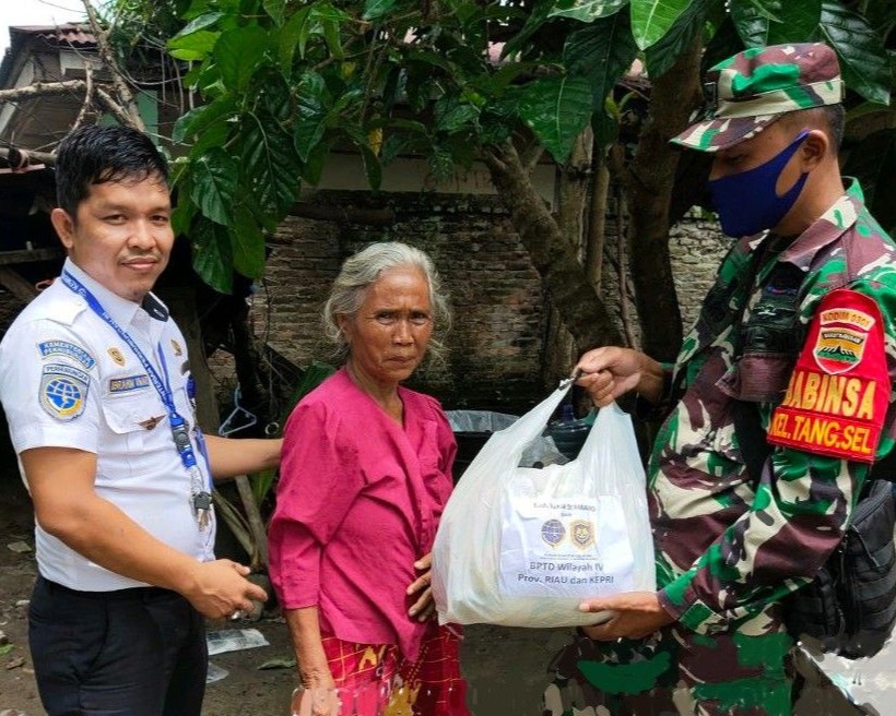 Babinsa Kodim 0301/Pekanbaru Peduli Dampak Covid-19 Merangkul Mitra Untuk Berbagi