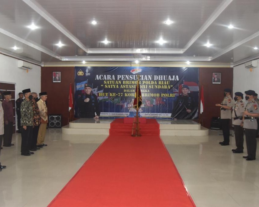 Satuan Brimob Polda Riau Laksanakan Tradisi Pencucian Dhuaja Satya Astasiddhi Sundara