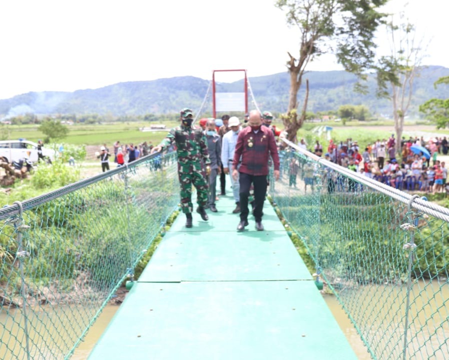 Bupati Taput Hadiri Peresmian Jembatan Gantung Ir. Soekarno Desa Parbubu Pea menuju Desa Parbubu I Kecamatan Tarutung
