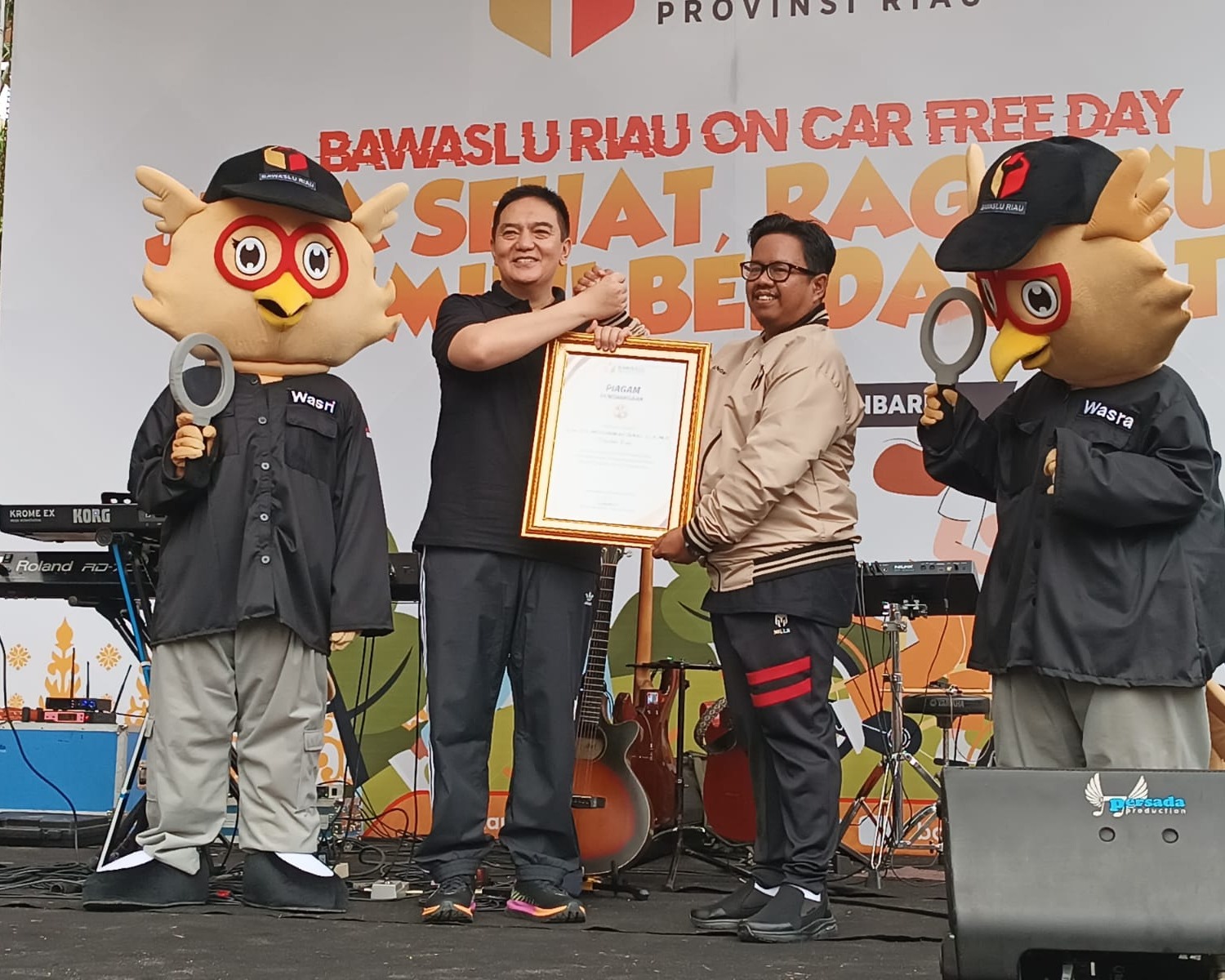 Kapolda Dianugerahi Penghargaan Oleh Bawaslu Riau di Acara 'Riau On Car Free Day Jalan Sehat, Raga Kuat Pemilu Berdaulat'
