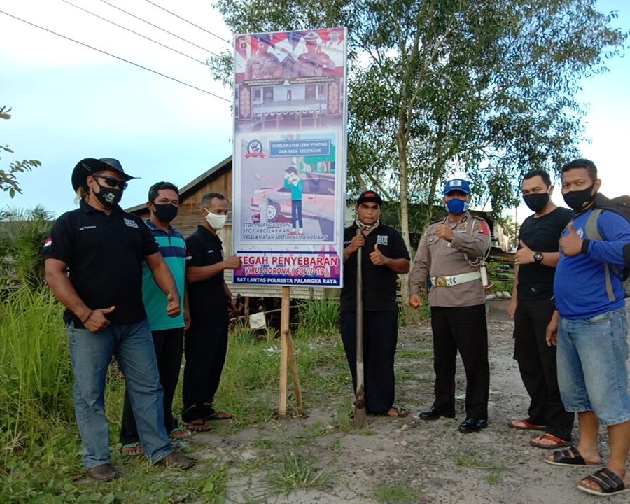 Puluhan Baliho Bertuliskan Himbauan Keselamatan Berlalu Lintas Terpasang Menghiasi Tepi Pada Beberapa Jalan di Kota Palangka Raya