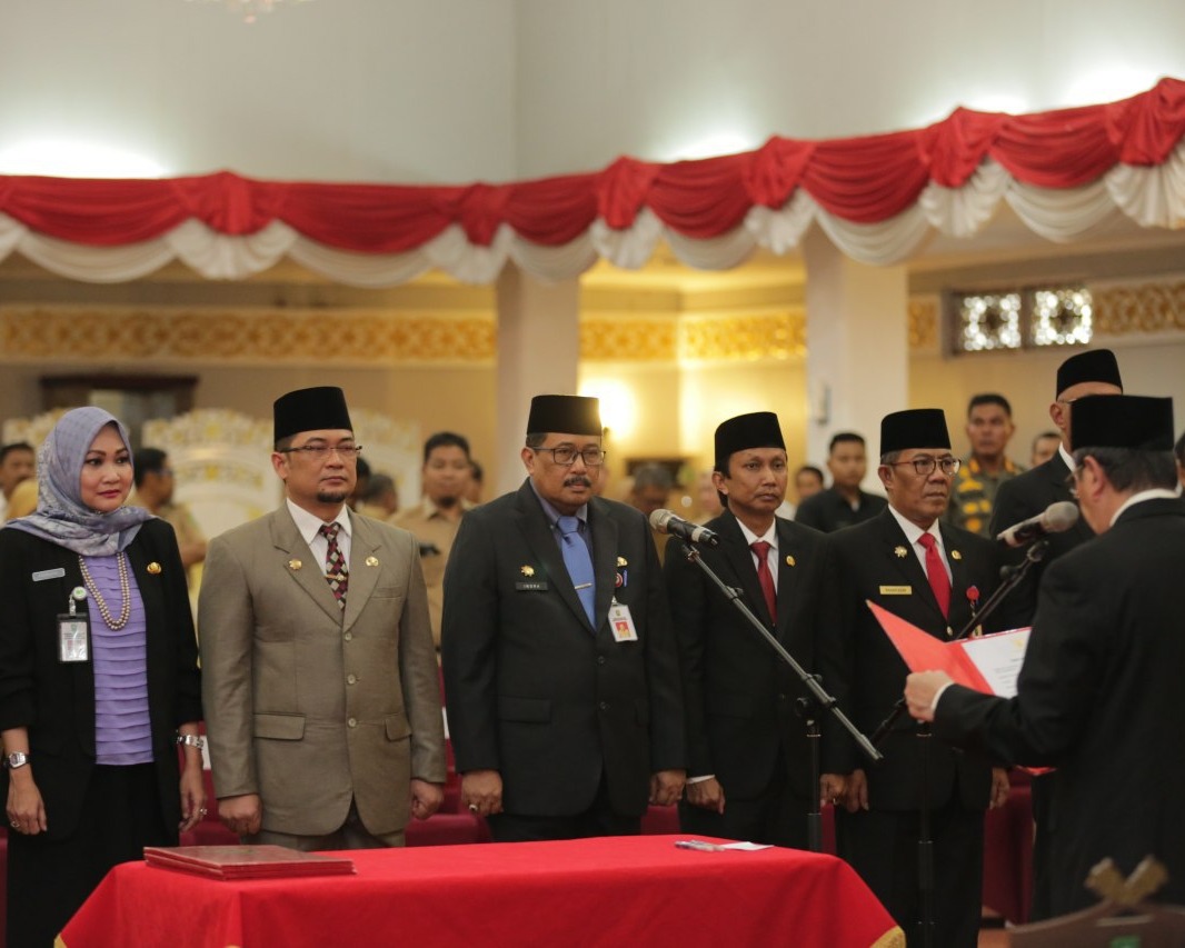 Gubri Melantik 12 Pejabat Tinggi Pratama Provinsi Riau