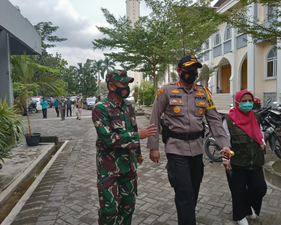 Jelang Ibadah Malam Natal 2020, Kapolresta Pekanbaru Dampingi Kapolda Riau Tinjau Protokol Kesehatan Di Beberapa Gereja di Kota Pekanbaru