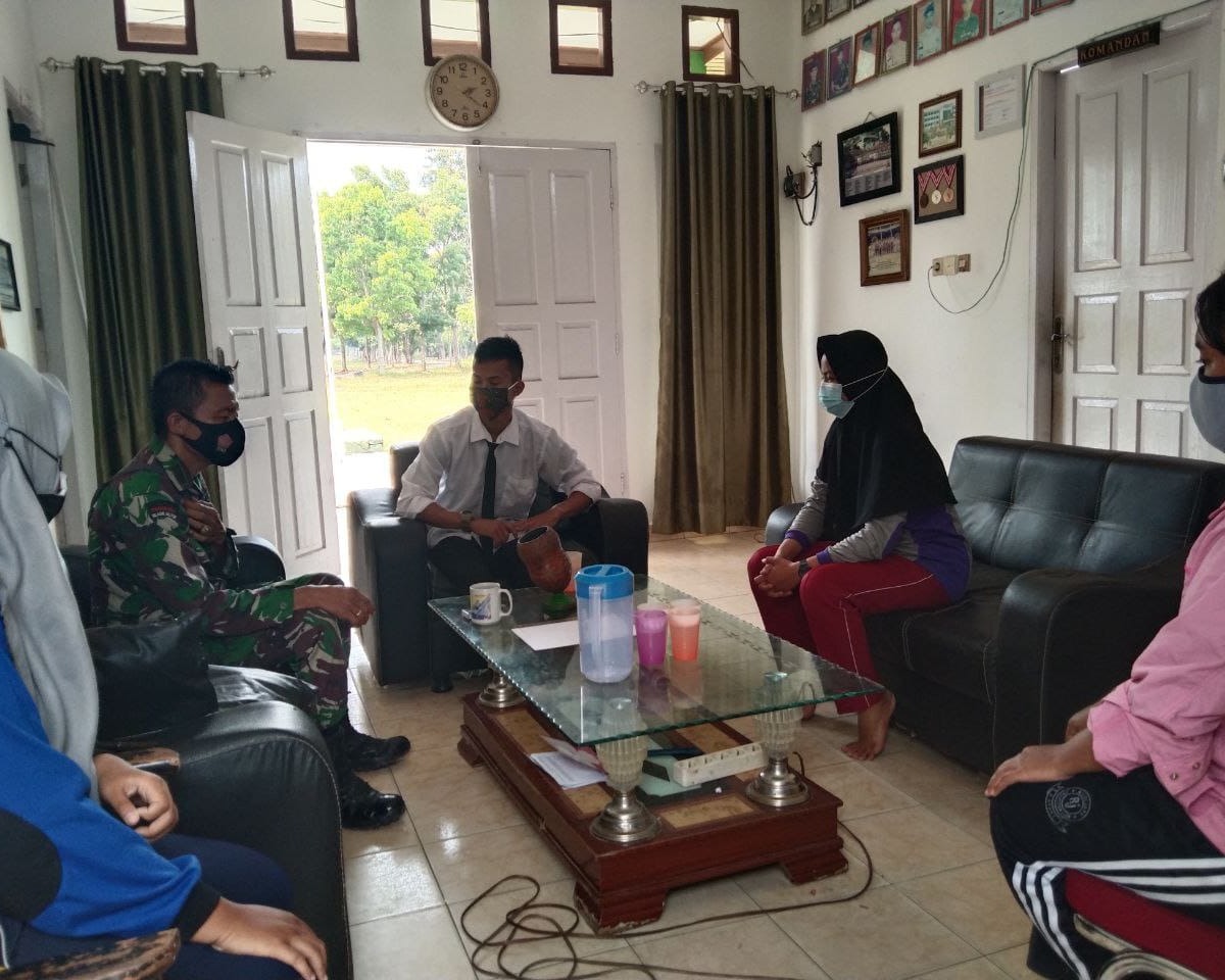 Babinsa Kodim 0301/PBR Laksanakan Komsos Bersama Danyon 041/Inra Buana Menwa UNRI