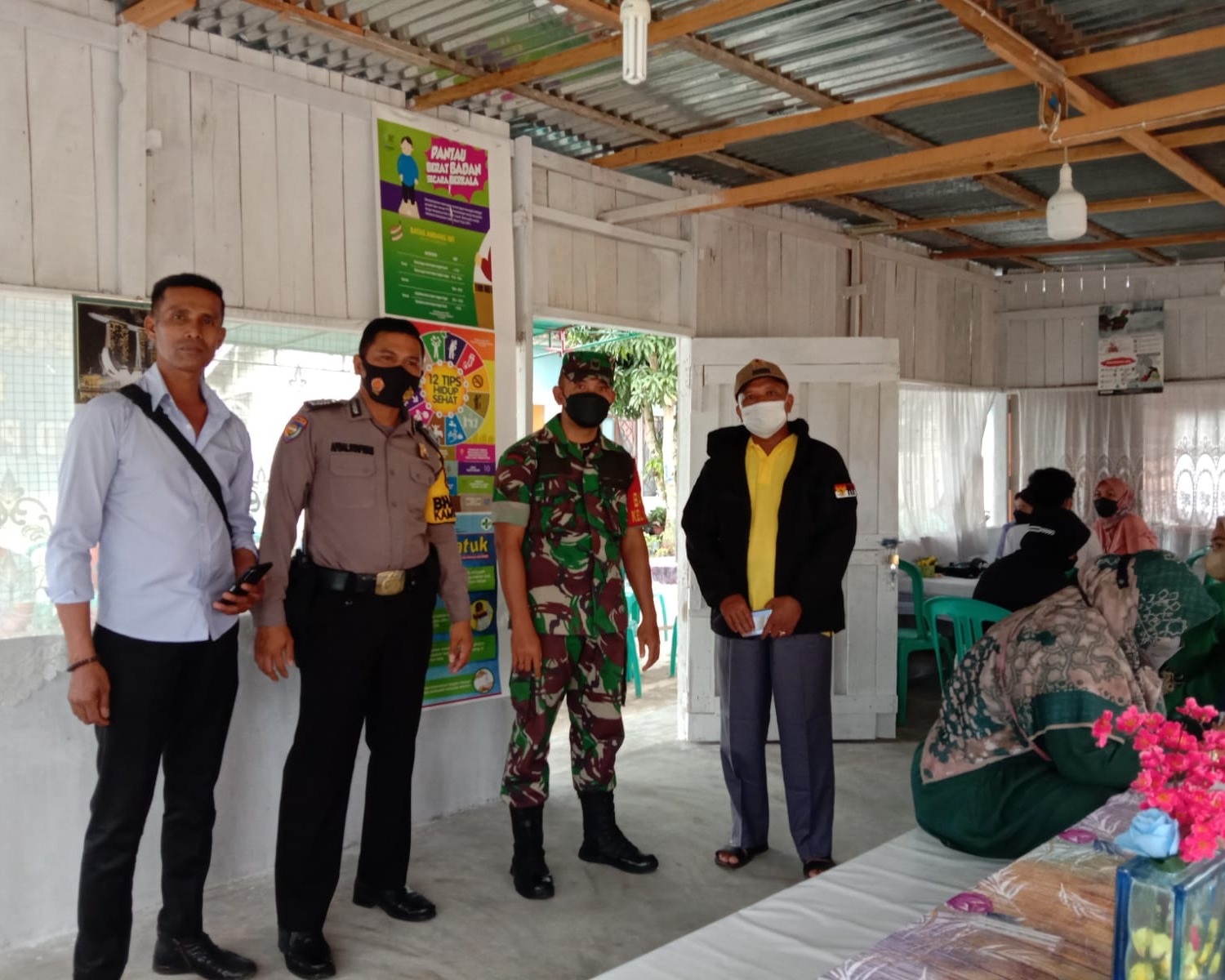 Babinsa Kodim 0301/PBR Monitor Pelaksanaan Vaksinasi di Kantor Lurah