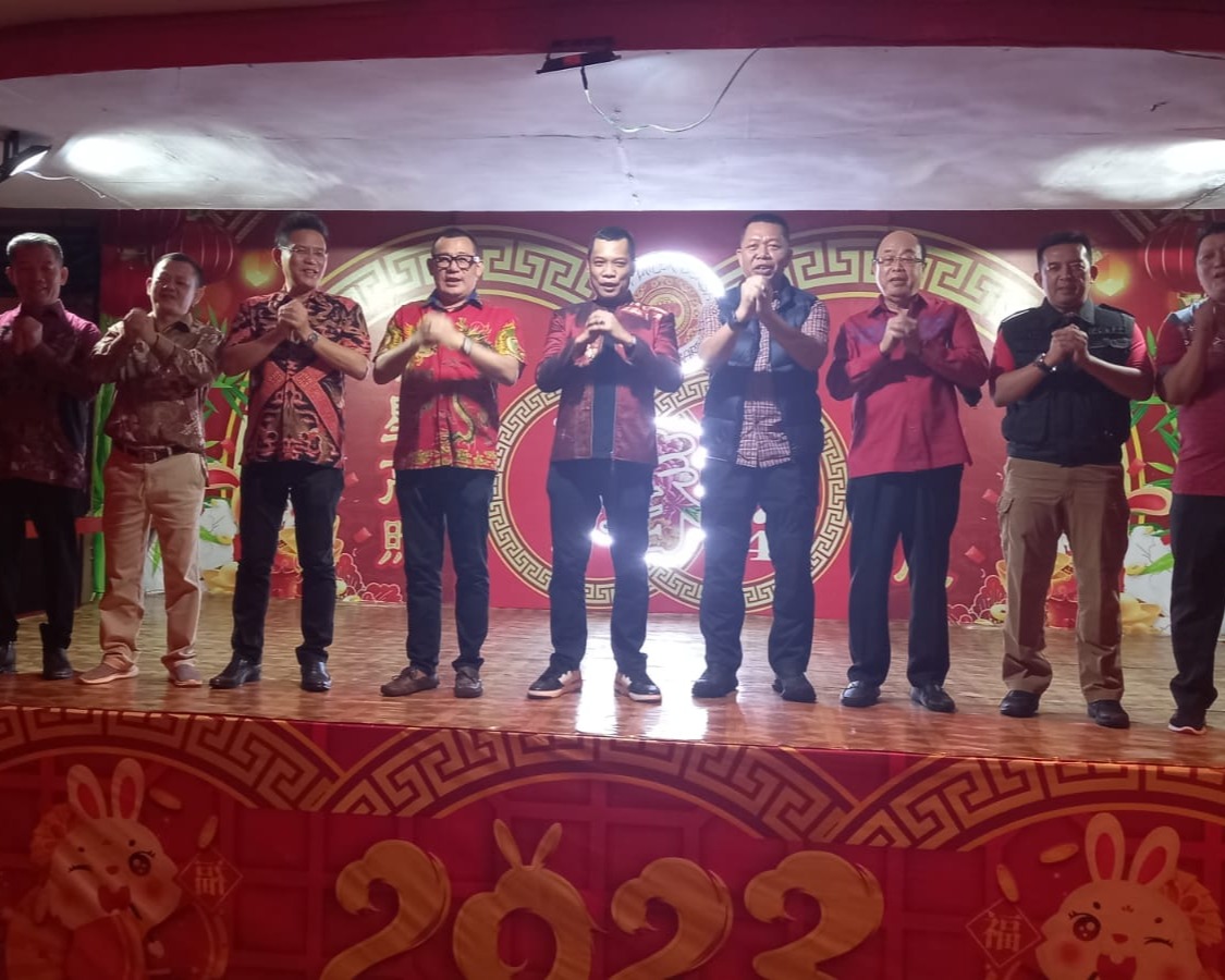 Malam Perayaan Imlek Tahun 2023, Pj Wali Kota Pekanbaru Saksikan Kembang Api Bersama Warga