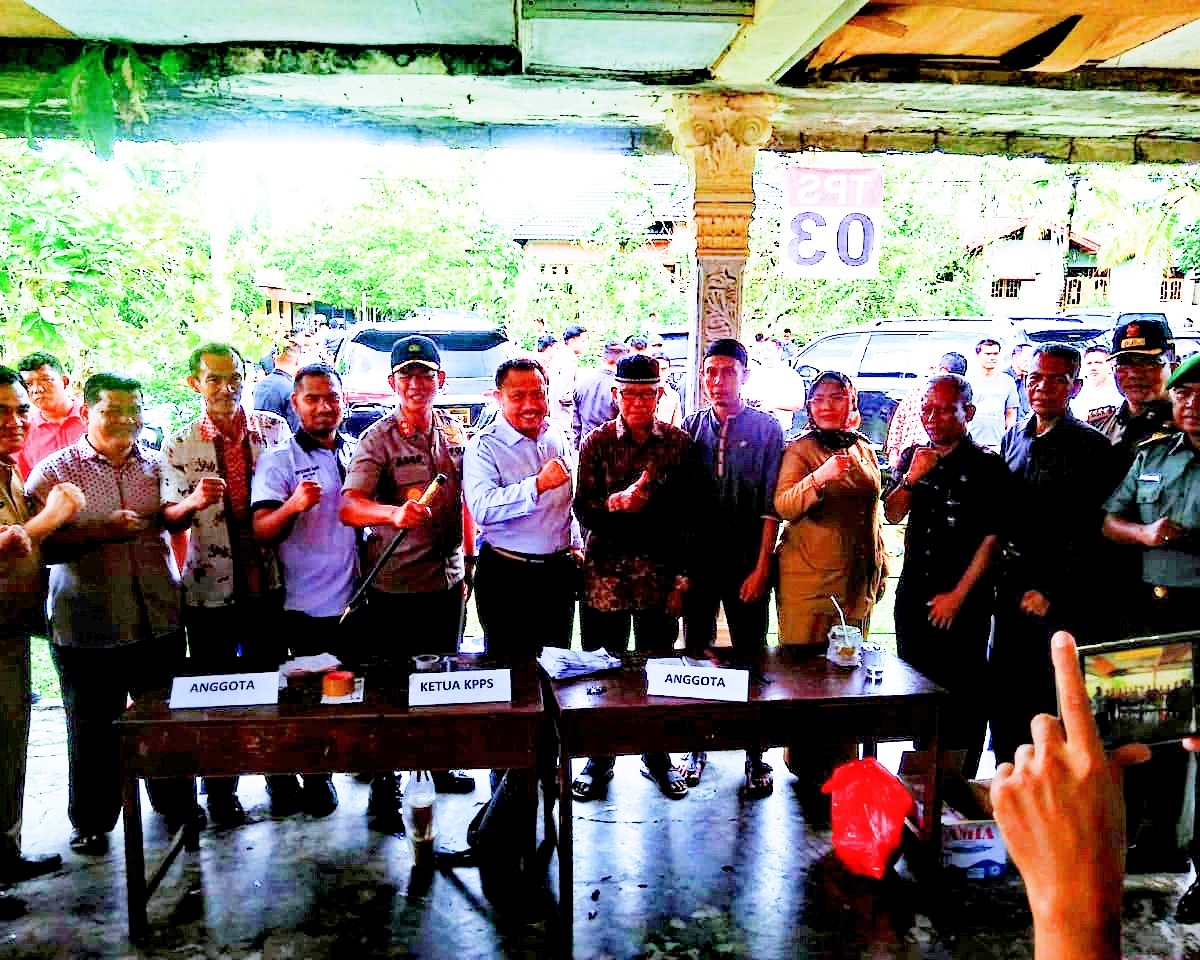 Bupati Kampar Bersama Kapolres Meninjau Pelaksanaan Pilkades Serentak di Sejumlah TPS